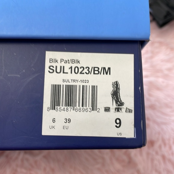 Size9 Blk Patton, leather boots with the straps with a lock and key. - Picture 3 of 5